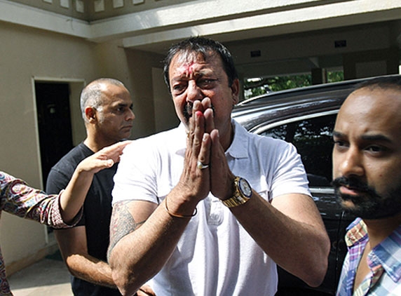 SANJAY DUTT SURRENDERS!